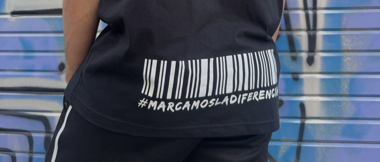 Estampado código de barras #marcamosladiferencia en camiseta ARTIC